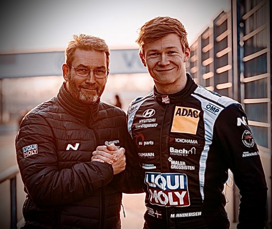 Hvilket team Martin skal køre for, melder historien imidlertid ikke noget om, så der må begejstrede tilhængere vente på en afsløring.